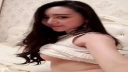 Una escort china muestra su hermoso cuerpo en la webcam - Vídeo x