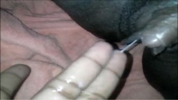 El clítoris grande de una negra que mete sus dedos en su coño mojado - Película porno