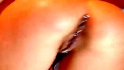Una morena con piercings de la vagina hasta el ano se consola el culo en la webcam