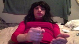 Este travesti prueba su propio semen frente a la webcam - Vídeo porno hd