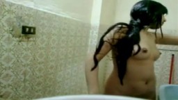 Esta joven árabe conecta su webcam en la ducha para masturbarse - Vídeo porno
