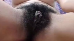 Un gran clítoris en medio de un coño peludo - Vídeo porno