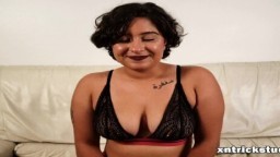 Una joven árabe follada por primera vez en un sofá de reparto - Vídeo porno hd
