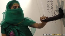 La paquistaní Nadia Ali se coge una cola negra en el Gloryhole - Vídeo porno hd