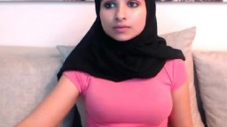 Una joven árabe musulmana sexy con un velo se muestra desnuda en la webcam - Vídeo porno hd