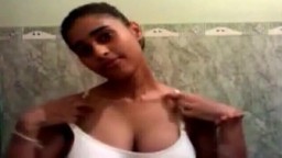 Esta joven india se desnuda para tomar una ducha - Vídeo porno