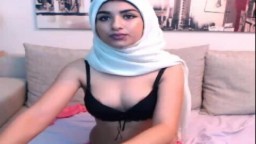 Esta joven traviesa árabe se desnuda frente a la webcam - Vídeo porno hd