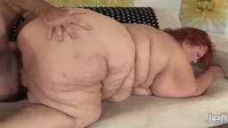 La súper gorda madura Sweet Cheeks se deja deshollinar el coño - Vídeo porno hd