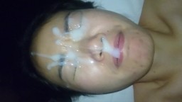 Una china se cubre la cara con semen durante la eyaculación facial - Película porno hd