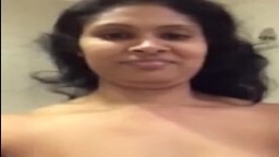 Una mujer árabe muestra sus pechos y se mete dos dedos en la webcam - Vídeo porno