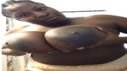 Una gorda africana juega con sus enormes ubres - Vídeo porno