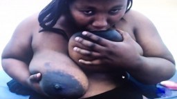 Las tetas gordas de una africana regordeta en la webcam - Vídeo porno hd