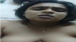 Una chica india gorda se masturba en el baño - Vídeo porno