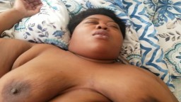 Una gorda africana sacudida por los golpes de cola - Vídeo porno