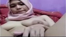 Mujer indonesia con hijab acaricia su tupido coño