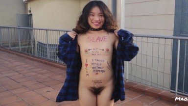 A esta pequeña china le gusta mostrar su cuerpo desnudo