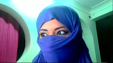 Los grandes senos de una mujer árabe con velo en la webcam