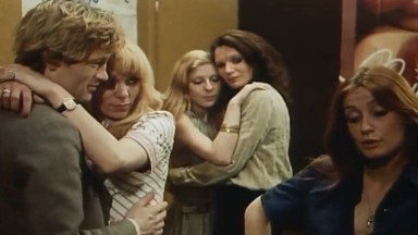 Porno vintage francés - Une hôtesse très spéciale (1979) - Película completa - Video hd