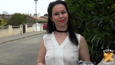 Esta francesa folla con dos pollas mientras su novio la mira